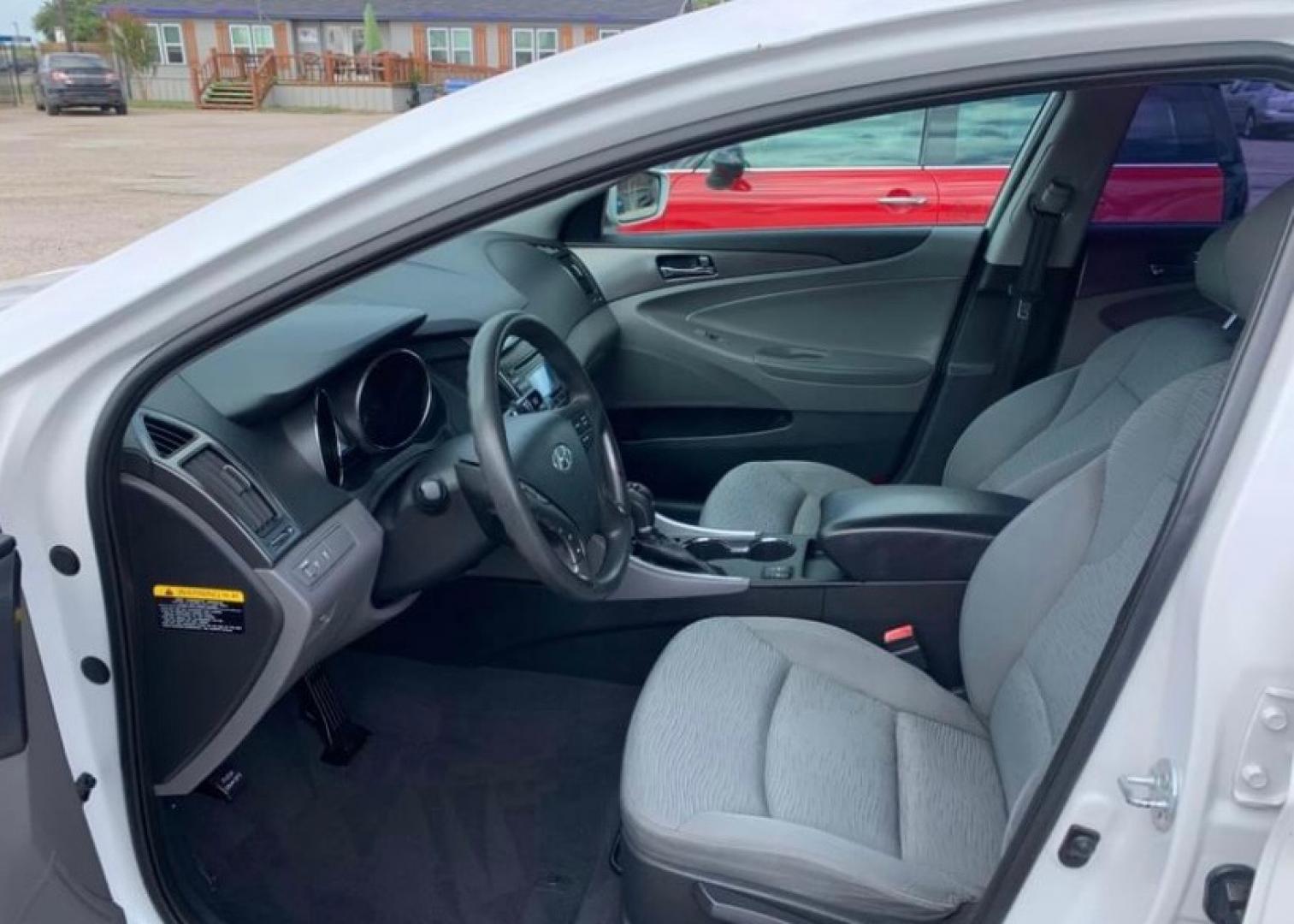 2013 White /gray Hyundai Sonata Sedan (KMHEC4A49DA) with an 2.4L L4 DOHC 16V HYBRID engine, Automatic transmission, located at 1830 North Belt Line Road, Irving, TX, 75061, (469) 524-0199, 32.834373, -96.993584 - Photo#6